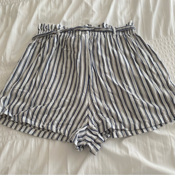 Hollister white and blue stripe paper bag shorts (lined w/ pockets) size Medium - Picture 9 of 13